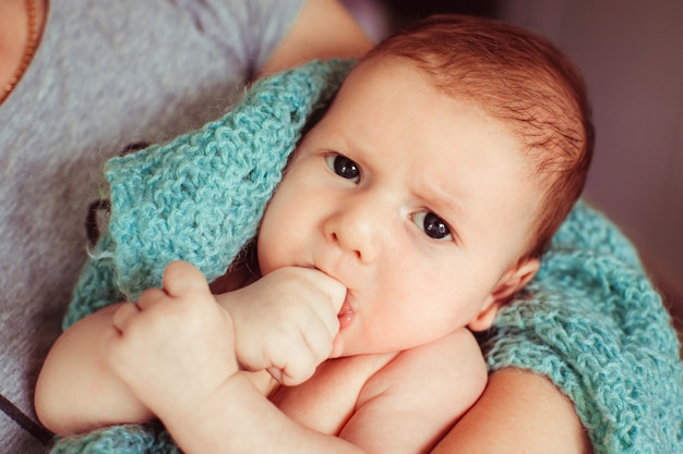 Un Petit Bebe En Colere Se Trouve Dans Les Bras De La Mere Photo Gratuite