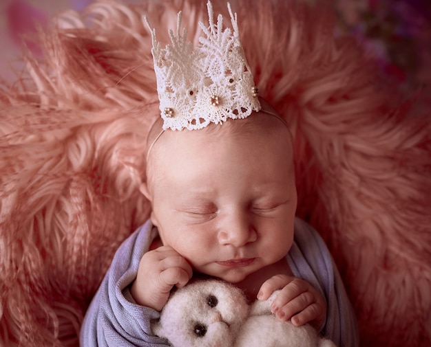 Le Petit Bebe Avec Une Couronne Se Trouve Dans Le Panier Photo Gratuite