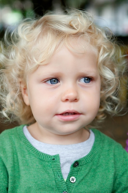 Petit Bebe Garcon Aux Cheveux Boucles Et Aux Yeux Bleus Photo Premium