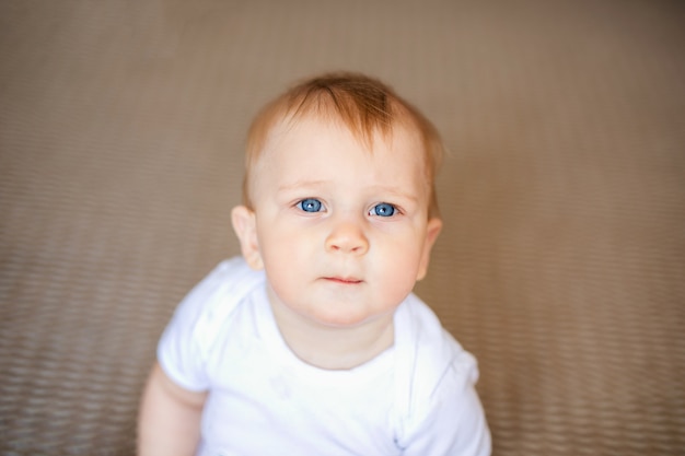 Petit Bebe Garcon En T Shirt Blanc Avec Des Jouets Par Terre A La Maison Photo Premium