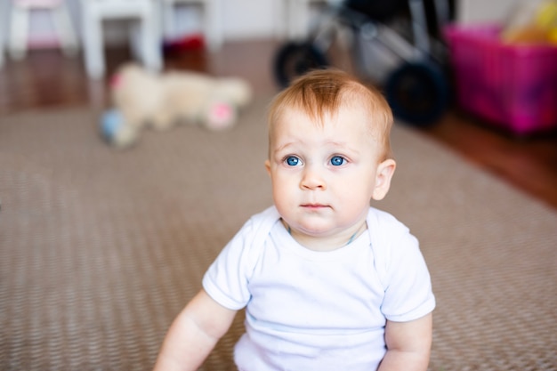 Petit Bebe Garcon En T Shirt Blanc Avec Des Jouets Par Terre A La Maison Photo Premium