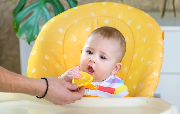 Petit Bebe Mange Un Citron Mise Au Point Selective Gens Photo Premium