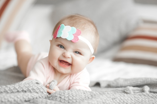 Petit Bebe Mignon A La Maison Dans La Chambre Un Bebe A L Interieur Portrait D Enfant De 6 Mois Adorable Petite Fille Mignonne Photo Premium