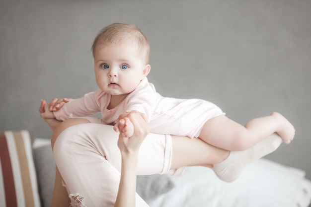 Petit Bebe Mignon A La Maison Dans La Chambre Un Bebe A L Interieur Portrait D Enfant De 6 Mois Adorable Petite Fille Mignonne Photo Premium