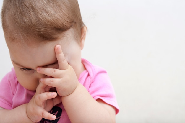 Un Petit Bebe Se Frotte Les Yeux Un Bebe Fatigue Veut Dormir Concept De Mode De Jour De Bebe Photo Premium