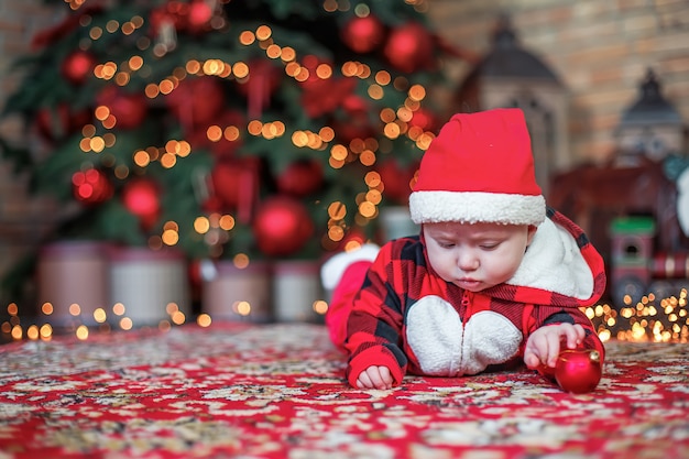 Petit Bebe De Six Mois Habille En Pere Noel L Enfant Regarde Le Lieu D Inscription Photo Premium