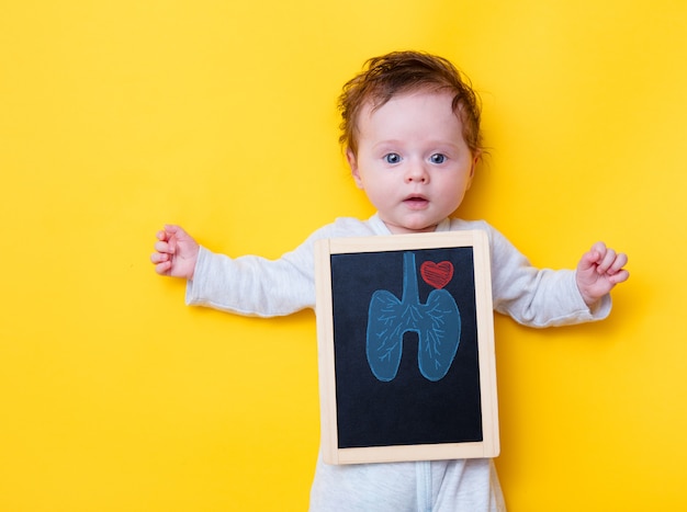 Petit Bebe Avec Tableau A Rayons X Et Dessin Des Poumons Et Du Cœur Photo Premium