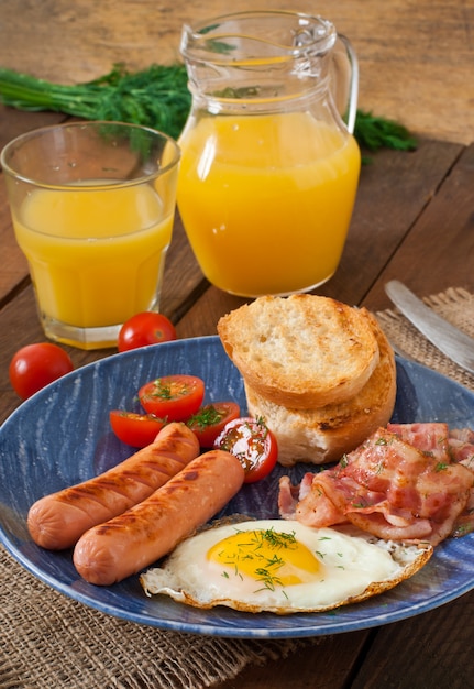 Petit Déjeuner Anglais  Pain Grillé, Oeuf, Bacon Et Légumes Dans Un