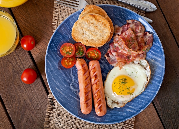 Petit Déjeuner Anglais - Pain Grillé, Oeuf, Bacon Et Légumes Dans Un Style Rustique Sur Table En ...