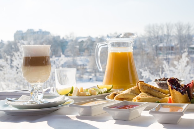 petit-dejeuner-au-restaurant-plein-air-hiver-neigeux_110955-941.jpg