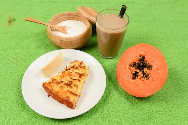 Petit Dejeuner Bresilien Avec Cafe Avec Fromage Au Lait Papaye Et Gateau De Manioc Photo Premium