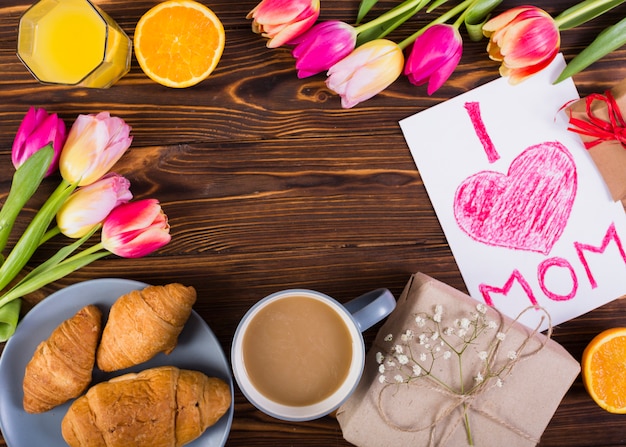 Petit-déjeuner Classique Avec Tulipes Et Carte Postale De La Fête Des