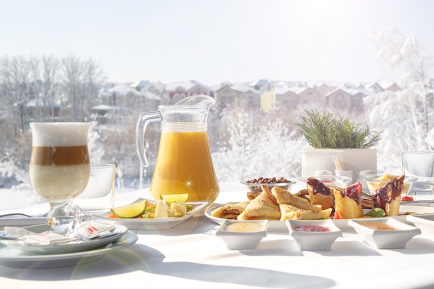petit-dejeuner-crepes-hiver-terrasse-exterieur-du-restaurant-fond-neige-crepes-fruits-jus-cafe_109285-5179.jpg