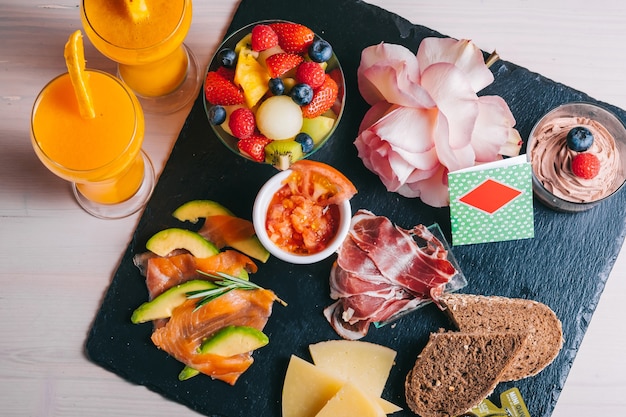 comment on dit je prends mon petit déjeuner en espagnol