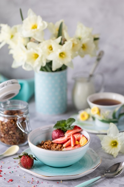 Petit Dejeuner De Printemps Avec Des Fleurs Des Gateaux Au Fromage Et Des Baies Fraiches Photo Premium