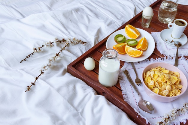 Petit Dejeuner Romantique Au Lit Avec Des Fleurs De Printemps Lumiere De Fenetre Espace Copie Photo Premium