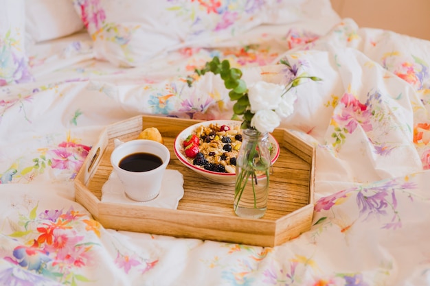 Petit Dejeuner Romantique Au Lit Photo Gratuite