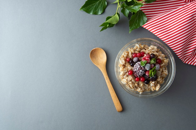 Petit-déjeuner Sain Avec De L'avoine, Des Baies Et De La Menthe. Gruau D'avoine Avec Fruits. Photo Premium