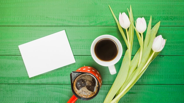 Petit Dejeuner Avec Tasse A Cafe Et Fleurs Photo Gratuite