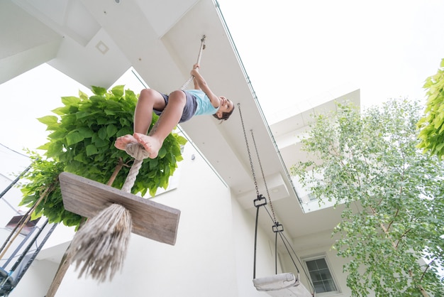 Photo Premium Petit Enfant Devant La Maison Moderne