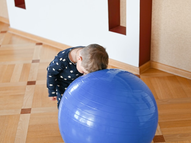 Un Petit Enfant Joue Avec Un Ballon Bebe Se Cogner La Tete Sur Une Balle Photo Premium