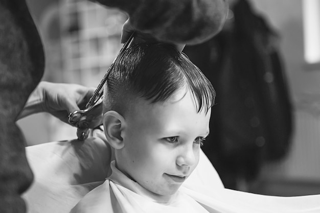 Petit Garcon Chez Le Coiffeur L Enfant A Peur Des Coupes De Cheveux Les Mains Du