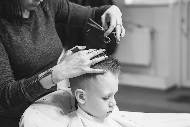 Petit Garcon Chez Le Coiffeur L Enfant A Peur Des Coupes De Cheveux Les Mains Du