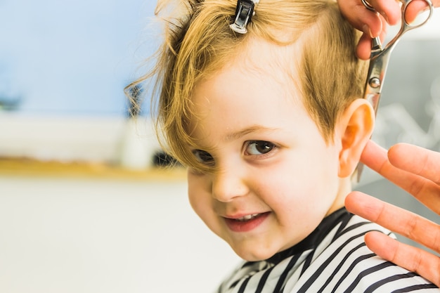 Petit Garcon Dans Un Salon De Coiffure Photo Premium