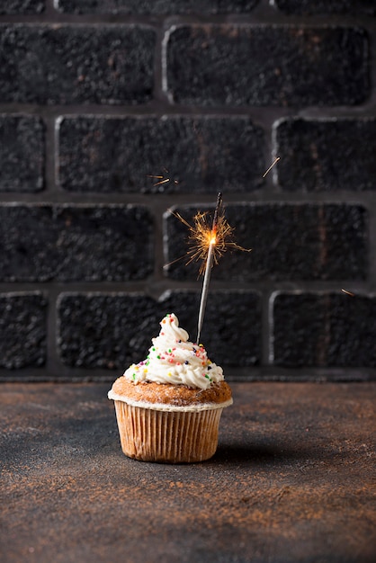 Petit Gateau D Anniversaire A La Creme Et Sparkler Photo Premium