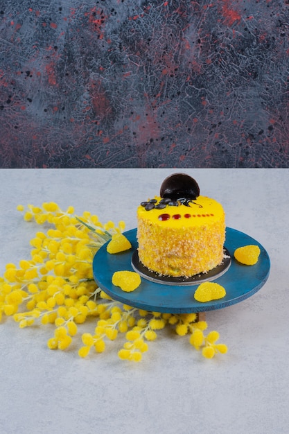 Petit Gateau Et Bonbons En Forme De Coeur Jaune Sur Plaque Bleue Photo Gratuite