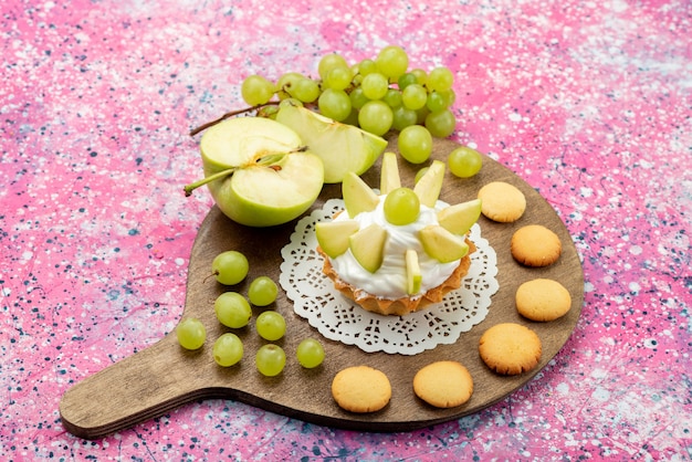 Petit Gateau Cremeux Avec Des Pommes De Raisins De Fruits En Tranches Sur La Couleur Gateau Sucre Cuire Au Four Photo Gratuite