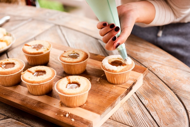 Petit Gateau Fourre Et Decore Avec Du Glacage Photo Gratuite