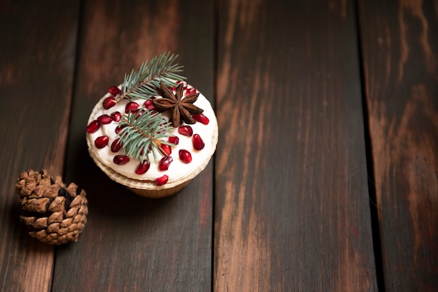 Petit Gateau A La Grenade Et Pomme De Pin Photo Gratuite