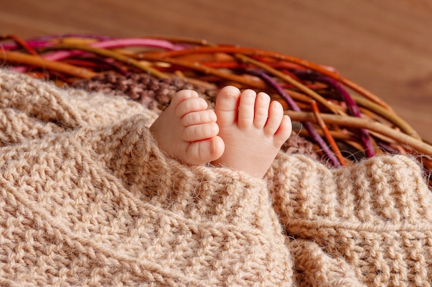 Petit Pied De Bebe Nouveau Ne Doux Pieds De Bebe Nouveau Ne Contre Une Couverture Beige Pieds De Bebe Avec Les Orteils Recroquevilles Photo Premium