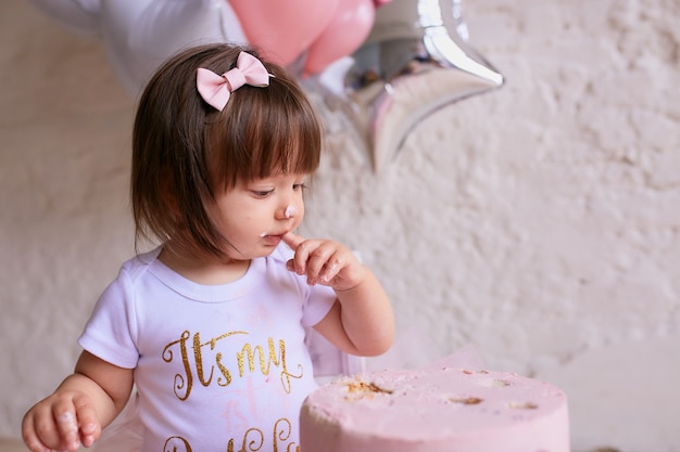 Petite Fille D Anniversaire Charmant Bebe En Robe Rose Est Assis Sur La Chaise Photo Gratuite