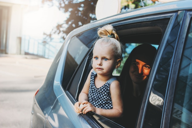 Petite Fille Bebe Enfant Regarde Par La Fenetre De La Voiture Avec Sa Maman Photo Premium