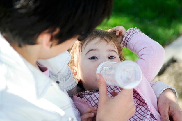 Petite Fille Buvant Du Lait De Biberon Mere Nourrir Fille De Bouteille Photo Gratuite