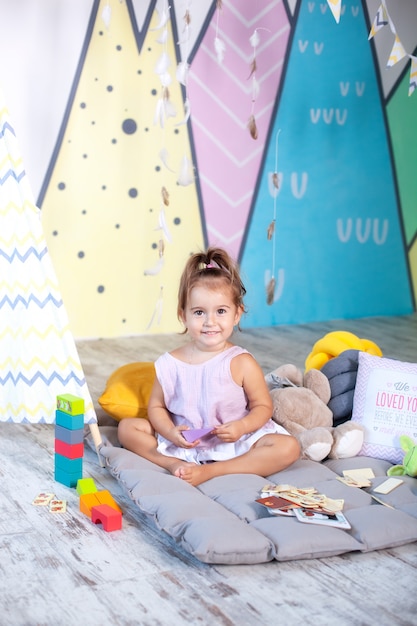 Petite Fille Joue Un Wigwam Interieur Et Textiles Scandinaves Pour La Pepiniere Bebe Heureux Joue Dans