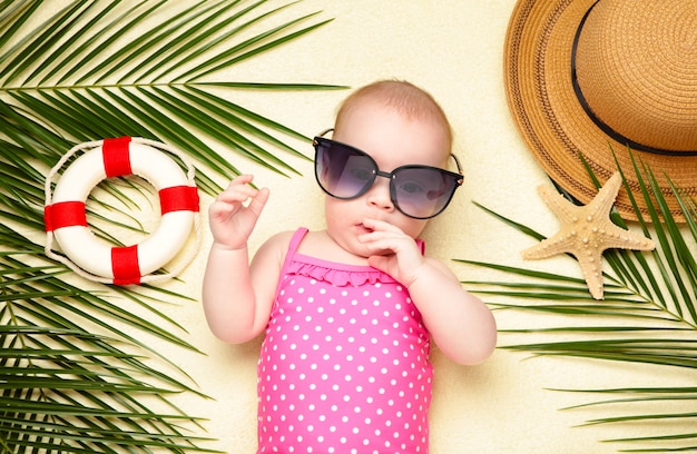 Petite Fille A Lunettes De Soleil Avec Accessoires De Plage Vacances En Mer Avec Bebe Concept D Ete Photo Premium