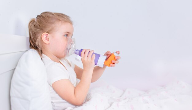 Petite Fille Malade Avec Des Medicaments Contre L Asthme Au Lit Enfant Malade Avec Inhalateur De