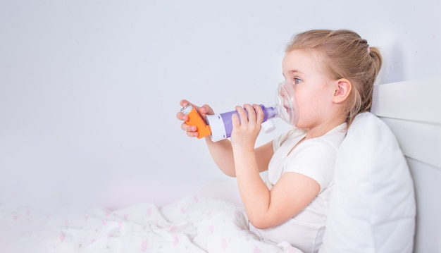 Petite Fille Malade Avec Des Medicaments Contre L Asthme Au Lit Enfant Malade Avec Inhalateur De Chambre Pour Le Traitement De La Toux Photo Premium