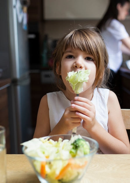 Petite fille mangeant des aliments sains Photo gratuit