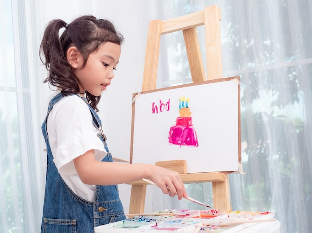 Petite Fille Mignonne Asiatique Jouant Aquarelles Peinture Gateau Pour Joyeux Anniversaire Sur Papier Blanc Photo Premium