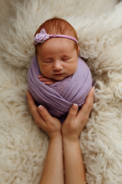 Petite Fille Nouveau Nee Dort Dans Une Pose De Cocon Sac De Pommes De Terre Dans Les Bras De Sa Mere Le Concept De Securite Et De Bonheur Photo Premium