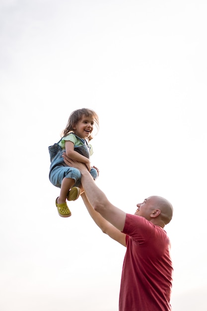 Petite Fille Avec Papa Papa Jette Bebe En L Air Rire Joyeux Enfant Emotif Bonheur Photo Premium