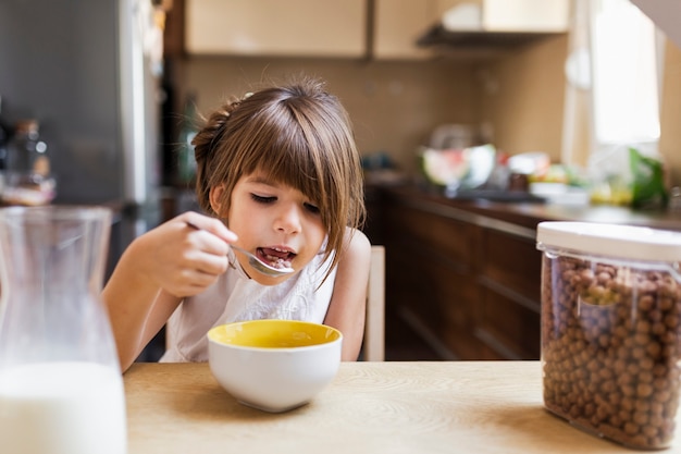 Petite Fille Prendre Son Petit Dejeuner Photo Gratuite