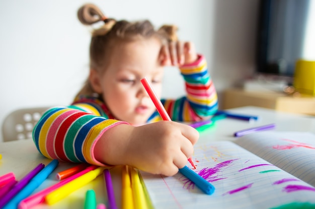 Petite Fille Avec Une Queue De Cheval Dans Un Dessin De Veste à Rayures