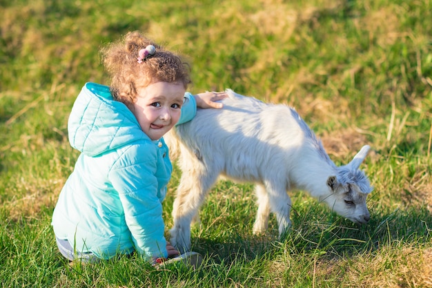 Petite Jolie Fille Mignonne Enfant Enfant Etreignant Jouant Avec Bebe Chevre Ou Agneau Sur Rancho Ferme