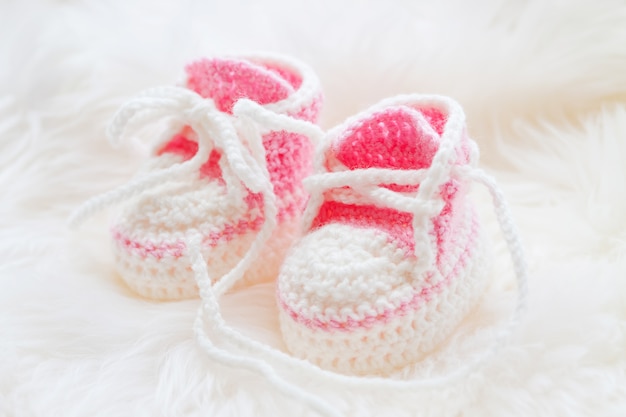 Petites Chaussures De Bebe Premieres Baskets Tricotees A La Main Pour Fille Nouveau Nee Photo Premium