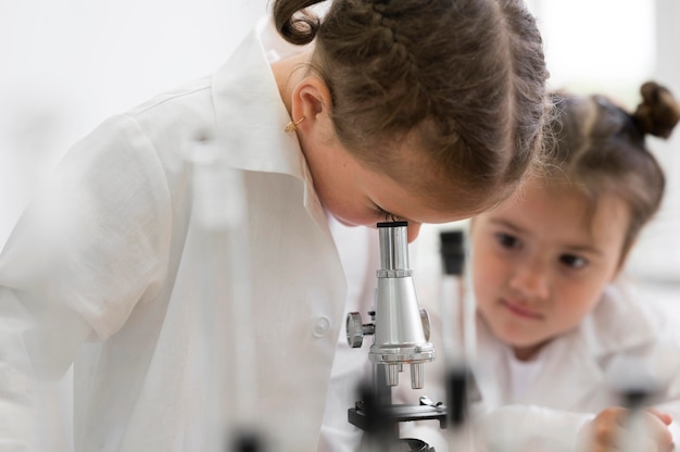 Petites Filles Faisant Une Experience Scientifique Photo Gratuite